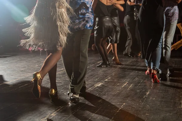 Πόδια Των Ερασιτεχνών Χορευτών Στο Κλαμπ Στο Παλιό Πάτωμα — Φωτογραφία Αρχείου