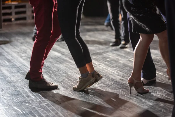 古い床の上のクラブでアマチュアダンサーの足 — ストック写真