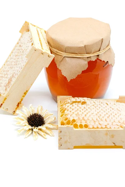 Waben Einem Holzrahmen Und Einem Glas Honig Auf Weißem Hintergrund — Stockfoto