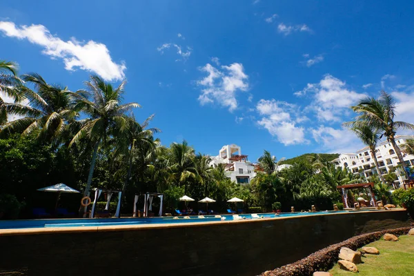 Havuz Öğle Vakti Tropik Bölgelerde Güneşlenmeler Şemsiyeler — Stok fotoğraf