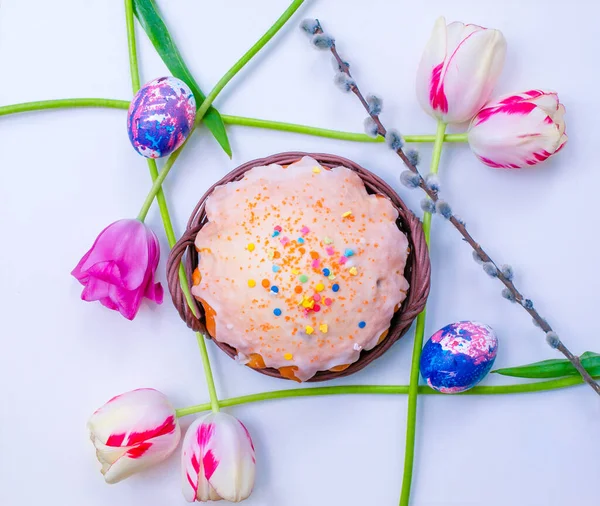 Пасхальна Композиція Тюльпанів Розмальованих Яєць Великоднього Торта — стокове фото
