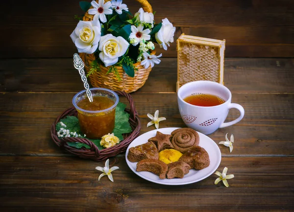 Petit Déjeuner Sain Avec Nid Abeille Confiture Pain Épice Théière — Photo