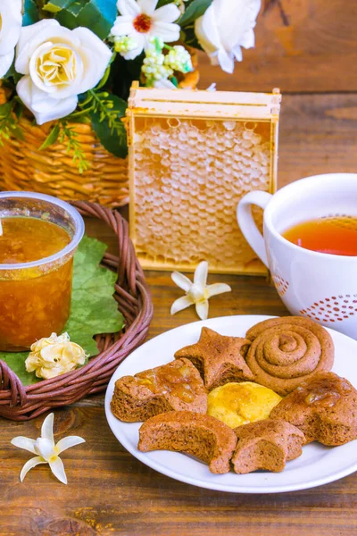 Petit Déjeuner Sain Avec Nid Abeille Confiture Pain Épice Théière — Photo