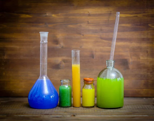 Ein Altes Chemielabor Mit Glasröhren Und Farbigen Flüssigkeiten Auf Holzgrund — Stockfoto