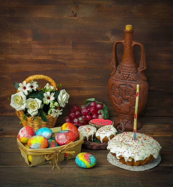 Tradiční Pravoslavný Velikonoční Oběd Velikonočními Koši Barevnými Vejci — Stock fotografie