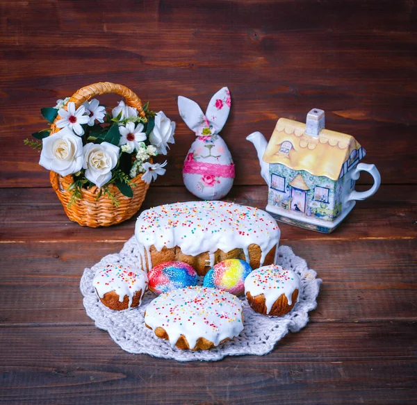 Tradycyjny Ortodoksyjny Obiad Wielkanocny Koszykami Wielkanocnymi Kolorowymi Jajkami — Zdjęcie stockowe