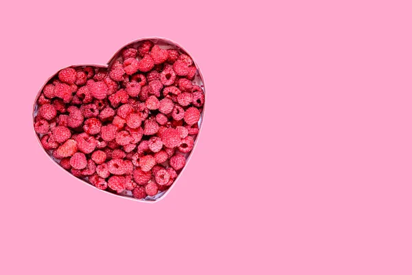 Rote Beeren Himbeeren Zum Valentinstag Herzförmiger Schachtel — Stockfoto