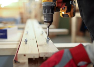 Mobilya kapıları, pencere çerçeveleri ve fabrikadaki masalar..