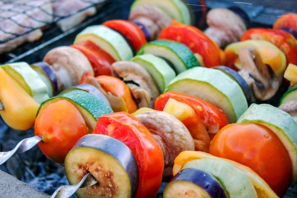 Carne Churrasco Legumes Kebab Espetos Assados Grelha Carvão Vegetal — Fotografia de Stock