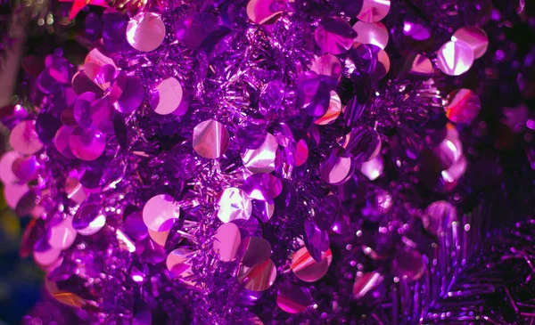 Brillante Scintillante Fili Lame Viola Rosa Albero Natale Sfondo Primo — Foto Stock