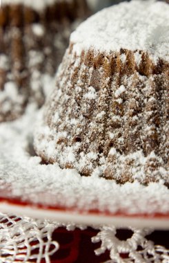 Çikolatalı kek üzerine pudra şekeri serpiştirilmiş.