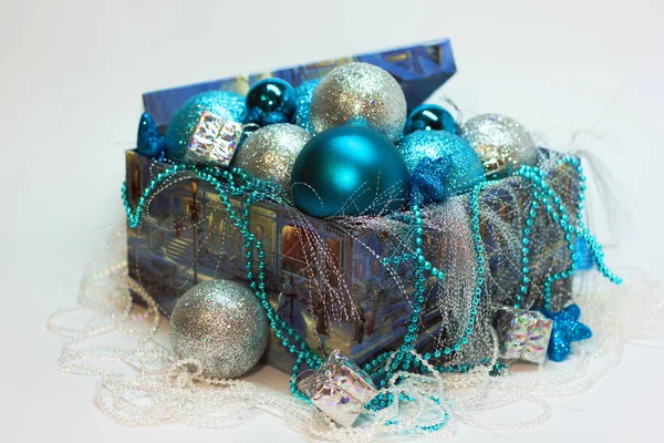 Caja Con Decoraciones Navidad Blanco Azul — Foto de Stock