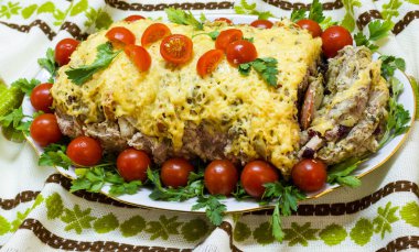 Sebze ve peynirle birlikte bir tabakta tek parça pişmiş et.