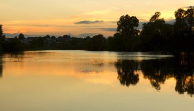 Parlak yaz günbatımında, arka planda bulutlar, sarı kırmızı alacakaranlık