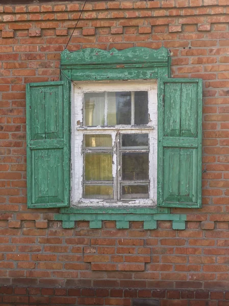 Antique wooden windows carved platbands in the village, Russian outback — Stock Image Antique Wooden Windows Carved Platbands Village Russian Outback Royalty Free Stock Images