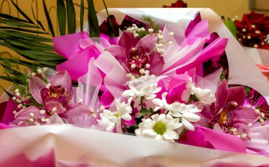 Güzel bir buket pembe orkide ve beyaz kasımpatı.