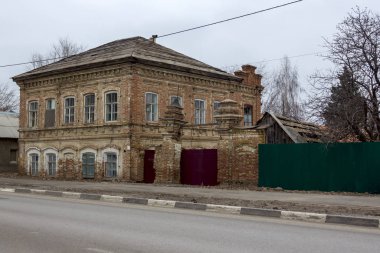 Tuğla direkli iki katlı eski bir ev.