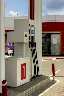 Yakıt ikmali, yakıt ikmali yapan benzin istasyonu.