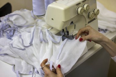 Bir salgın ya da salgın sırasında virüslerden yüzlere karşı koruyucu gazlı bez maskesi üretimi