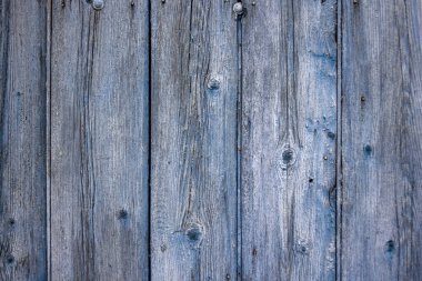 çatlamış ve bazen de boyası soyulmuş eski ahşap bir duvar.