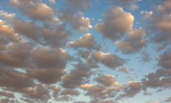 구름은 동안푸른 하늘을 배경으로 광선에 조명된다 — 스톡 사진