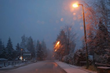 Karadağ yağmur damlaları gece gezisi ve karlı yol