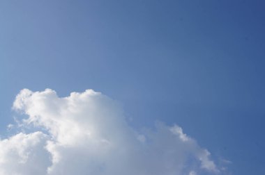 Mavi gökyüzü ve beyaz bulutlar