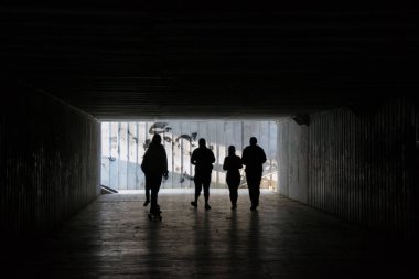 Varna, Bulgaristan, 10 / 27, 2019 - Karanlık bir alt geçitten geçen insanlar, parlak uçlu, yeraltı geçidi, bulanık insanlar 