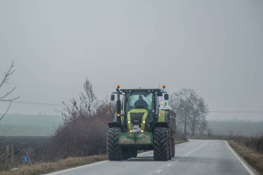 29 Ocak 2019 - Bulgaristan - Bulgaristan yolu üzerinde kamyon, asfalt yol, sisli hava