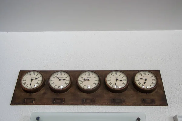 Relógios Madeira Parede Com Fuso Horário Diferentes Países Londres Nova — Fotografia de Stock