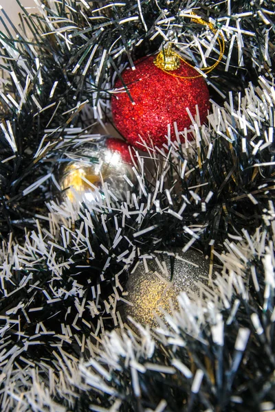 Close Van Kerstspeelgoed Decoratieve Knutsel Aan Boom Nieuwjaarsviering Concept Kerstboom — Stockfoto