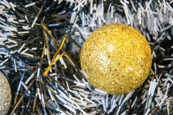 Primer Plano Los Juguetes Navidad Oropel Decorativo Árbol Concepto Celebración — Foto de Stock