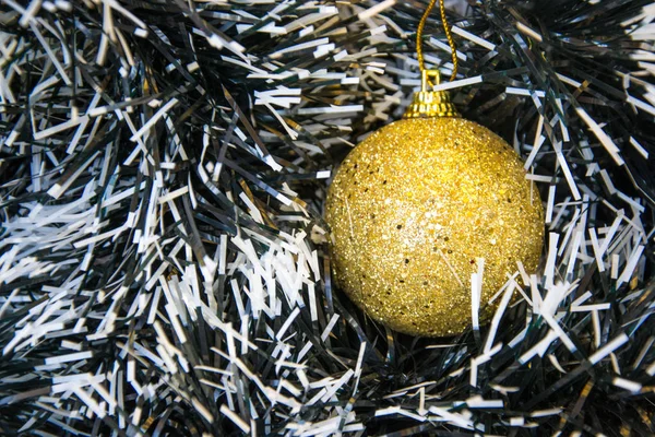 Zbliżenie Zabawek Świątecznych Ozdobnym Świecidełku Drzewie Koncepcja Obchodów Nowego Roku — Zdjęcie stockowe