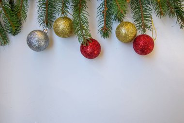 Beyaz arkaplanda yer alan dekoratif çerçeve, süs ve noel balolarından yapılmış tebrik kartları, Noel ve yeni yıl konsepti, kopyalama alanı, üst görünüm, düz yatış