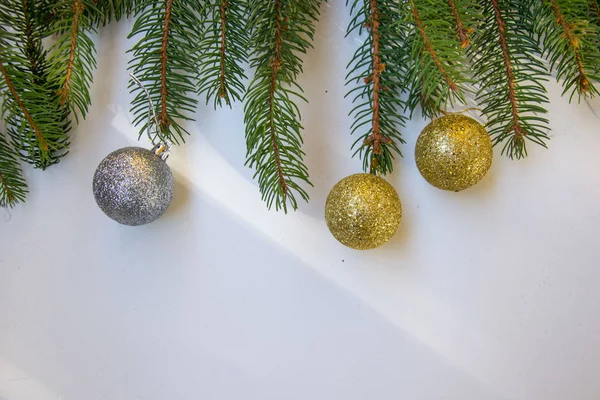 Beyaz Arkaplanda Yer Alan Dekoratif Çerçeve Süs Noel Balolarından Yapılmış — Stok fotoğraf