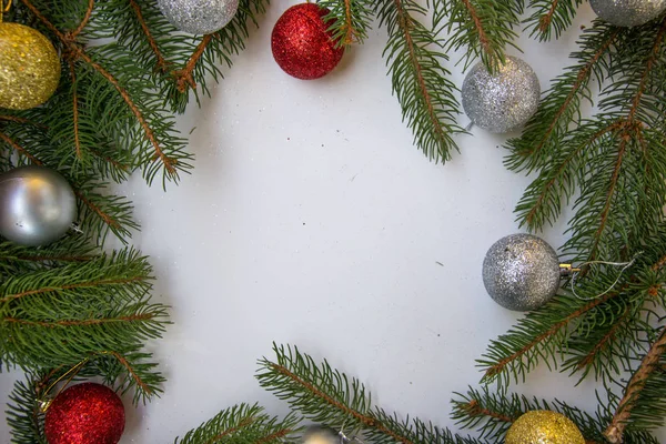 Beyaz arkaplanda yer alan dekoratif çerçeve, süs ve noel balolarından yapılmış tebrik kartları, Noel ve yeni yıl konsepti, kopyalama alanı, üst görünüm, düz yatış