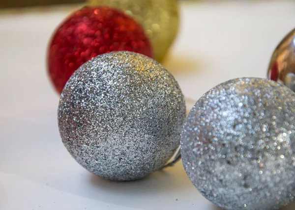 Primer Plano Los Juguetes Brillantes Navidad Bolas Coloridas Cubiertas Brillo — Foto de Stock