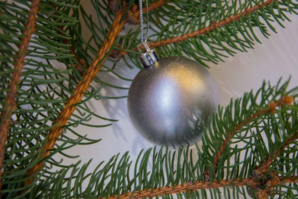 Close Van Glanzend Kerstspeelgoed Ballen Met Glitter Takken Van Dennenboom — Stockfoto