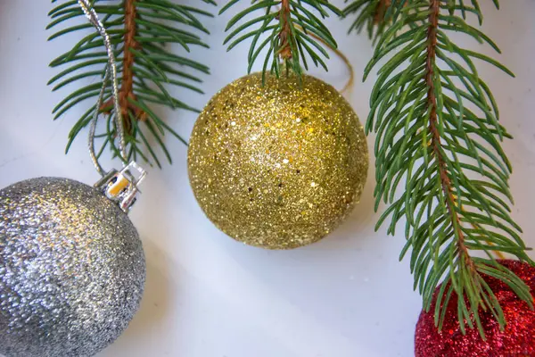 Parlak Noel Oyuncakları Parıltılı Toplar Beyaz Arka Planda Çam Ağacı — Stok fotoğraf