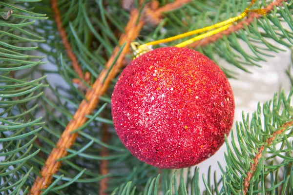 Primer Plano Juguetes Navideños Brillantes Bolas Con Brillo Ramas Pino — Foto de Stock