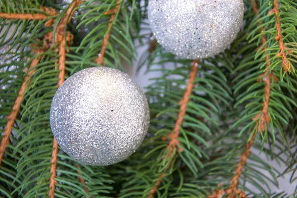 Primo Piano Giocattoli Natale Lucenti Palle Con Luccichio Rami Pino — Foto Stock