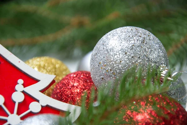 Close Van Glimmend Kerstspeelgoed Ballen Met Glitter Rode Houten Kerstboom — Stockfoto