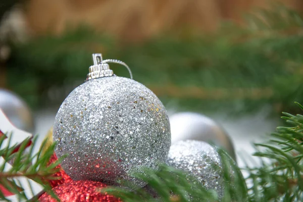 Close Van Glanzend Kerstspeelgoed Ballen Met Glitter Takken Van Dennenboom — Stockfoto