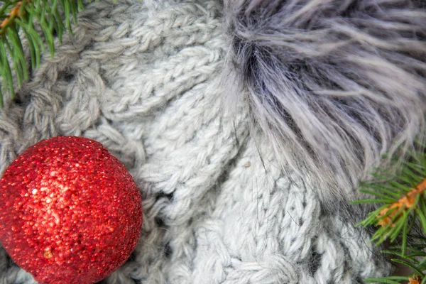 Primer Plano Sombrero Invierno Gris Con Pompón Juguetes Navidad Ramas — Foto de Stock