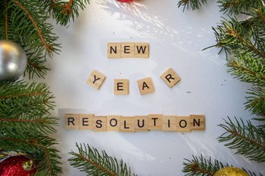 Metinli Xmas ahşap kiremitleri - Yeni yıl çözünürlüğü, şenlikli konsept, ladin dalları ve parlak oyuncaklar - beyaz arkaplan