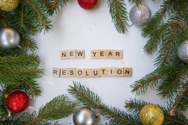 Metinli Xmas ahşap kiremitleri - Yeni yıl çözünürlüğü, şenlikli konsept, ladin dalları ve parlak oyuncaklar - beyaz arkaplan