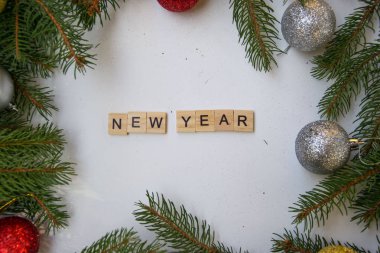 Yazılı Xmas ahşap kiremitler - yeni yıl - şenlikli konsept, ladin dalları ve parlak oyuncaklar - beyaz arkaplan