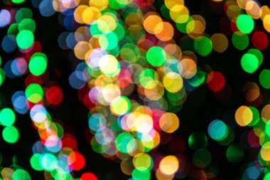 Parlak renkli noel bokeh siyah arka planda izole edilmiş, Xmas ağacı aydınlık dokusu, yeni yıl tatili dekorasyonu