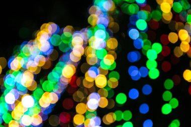 Parlak renkli noel bokeh siyah arka planda izole edilmiş, Xmas ağacı aydınlık dokusu, yeni yıl tatili dekorasyonu