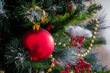 Noel süsü, çam ağacında xmas oyuncakları, parlak topları ve çam dalları olan bayram konsepti.